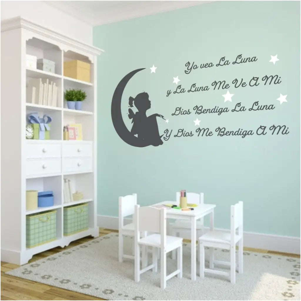 An adorable vinyl wall decal by the Simple Stencil translated into spanish for a child's nursery.