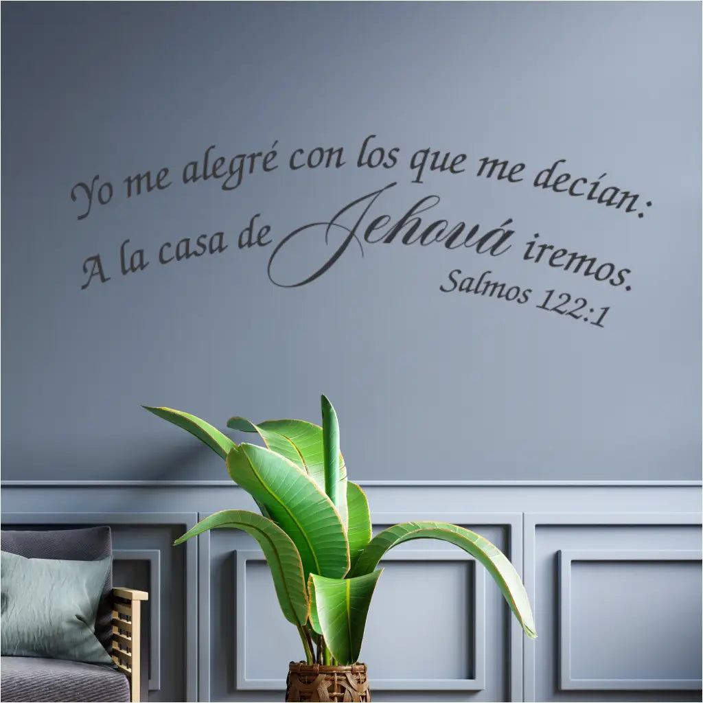 A wall art decal with the verse "Yo me alegré con los que me decían: A la casa de Jehová iremos." against a vibrant background.